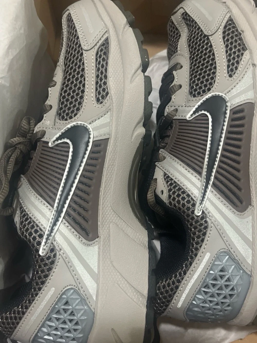 Nike Women’s Vomero  Grey and Black  Mesh Trail Sneakers 6.5w